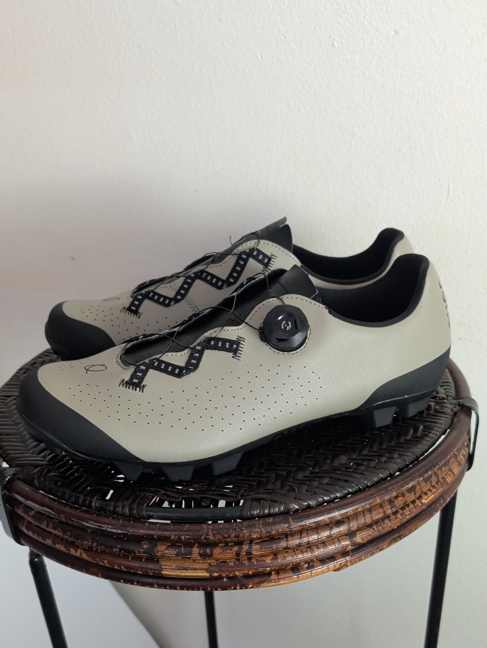 QUOC Escape Off-Road Cycling Shoes Left Shoe Sz 45 Right Shoe Size 44